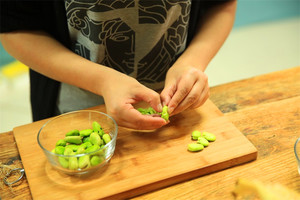 蠶豆剝除外殼，剩下嫩嫩的蠶豆。