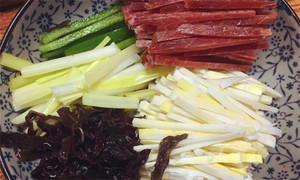黑木耳泡發(fā)，黑木耳、韭黃、雷筍、青椒切成絲。
