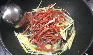 火腿絲、筍絲、黑木耳絲汆水后，瀝干。