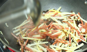 起油鍋，蒜茸煸香，倒入所有食材，加料酒翻炒至熟即可。