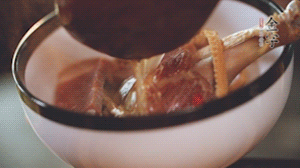 筍干提前冷水浸泡3小時，浸泡后將筍干撕成條狀。