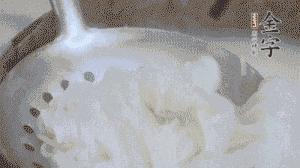 米粉煮熟過涼水備用。