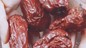 紅棗洗凈，對(duì)半剪開(kāi)。