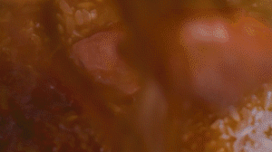 米放電飯鍋，倒入配菜，湯汁一起倒入（湯汁剛好沒過食材即可），電飯鍋開啟煮飯模式，煮好燜20分鐘，撒蔥花。