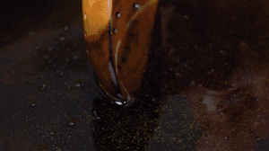 茄子切成長條，拍上生粉入油鍋炸制。