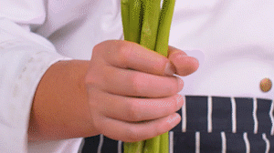 蘆筍刨去老筋，斜切小段。