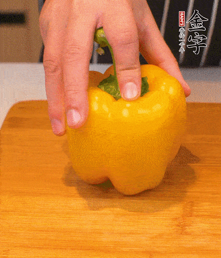 干花菇提前泡發(fā)，胡蘿卜、青椒、黃椒和花菇切丁，小紅椒切圈，小蔥切末。