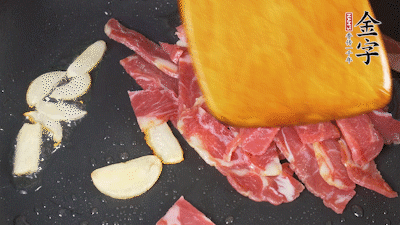 意面按照包裝時間煮熟過涼水，金字淡火腿切成小片。