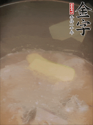 排骨洗凈，加生姜、黃酒焯水，溫水洗凈備用。