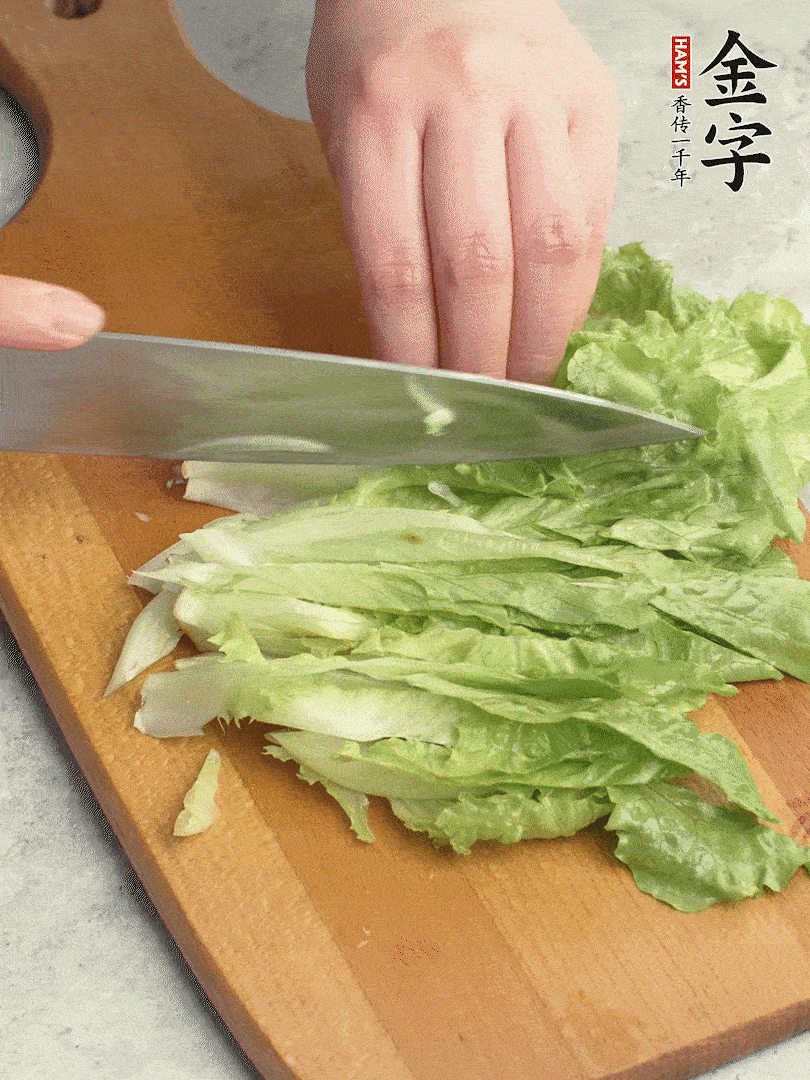 胡蘿卜、生菜、黃瓜切絲。