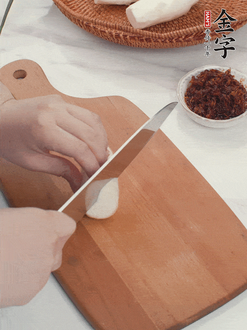 茭白剝殼，洗凈后切滾刀塊。