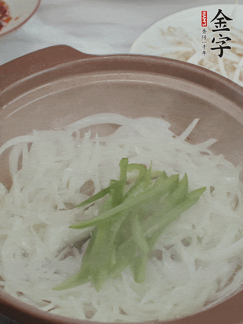 放烏冬面、青紅椒、豆芽。