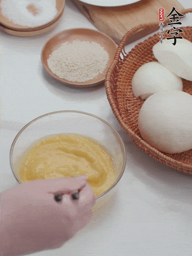 2個雞蛋加入1小勺鹽、1/2小勺胡椒粉打散。