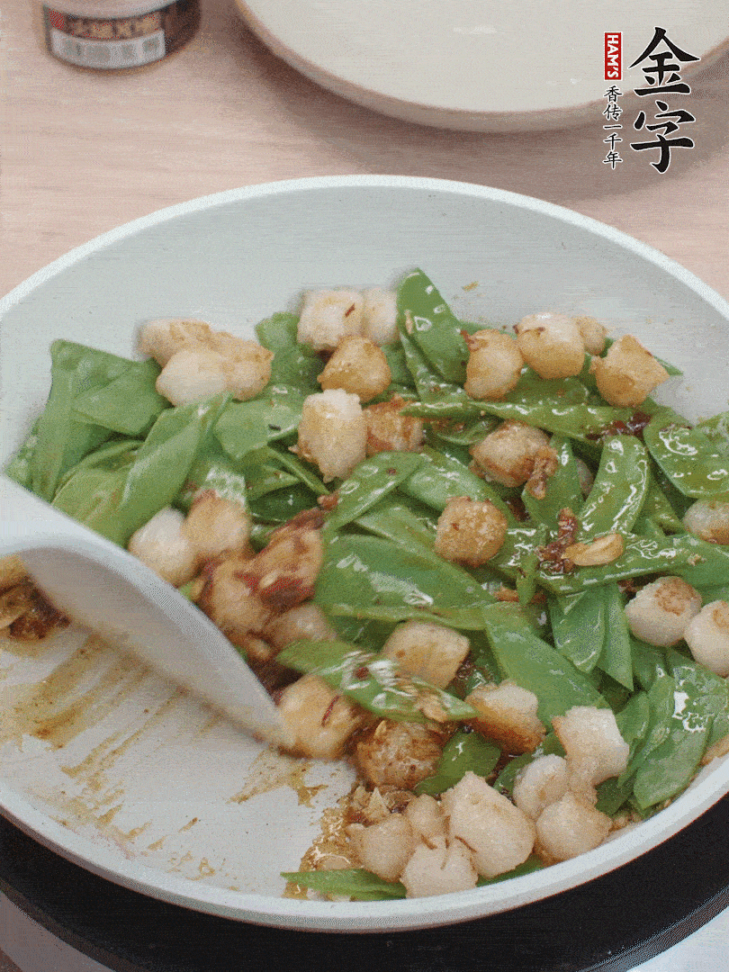 下甜豆莢、鮮貝輕輕翻炒均勻。