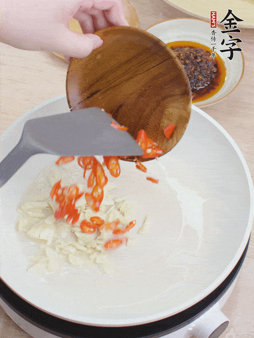 油熱煸香蒜末、辣椒。
