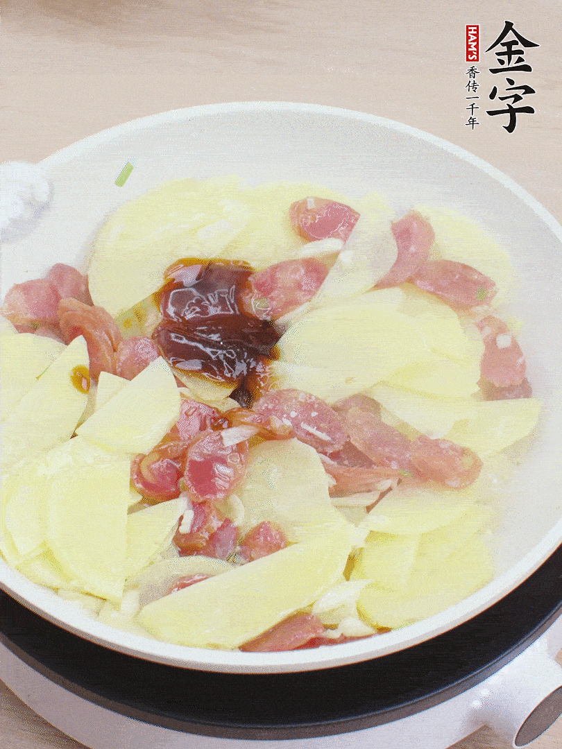 下土豆片，1勺生抽、1勺蠔油、1/3勺鹽、1/3勺糖炒至入味。