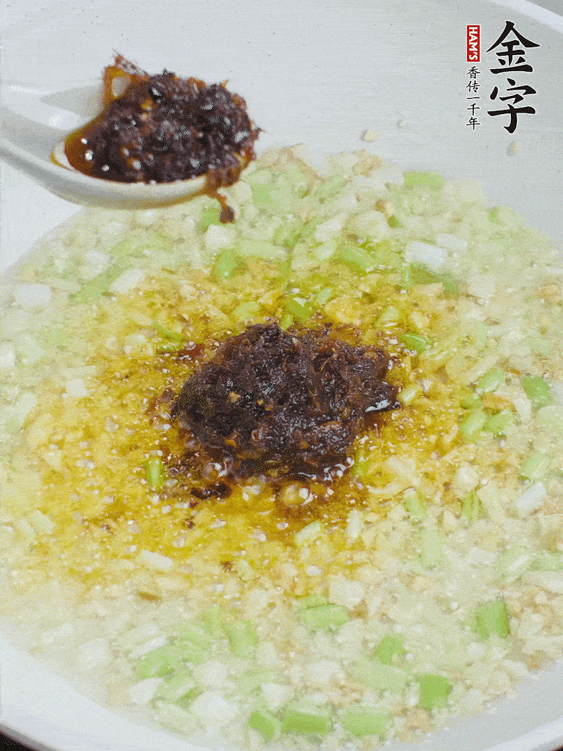 下蔥姜、1大勺金字火腿大師醬爆香。