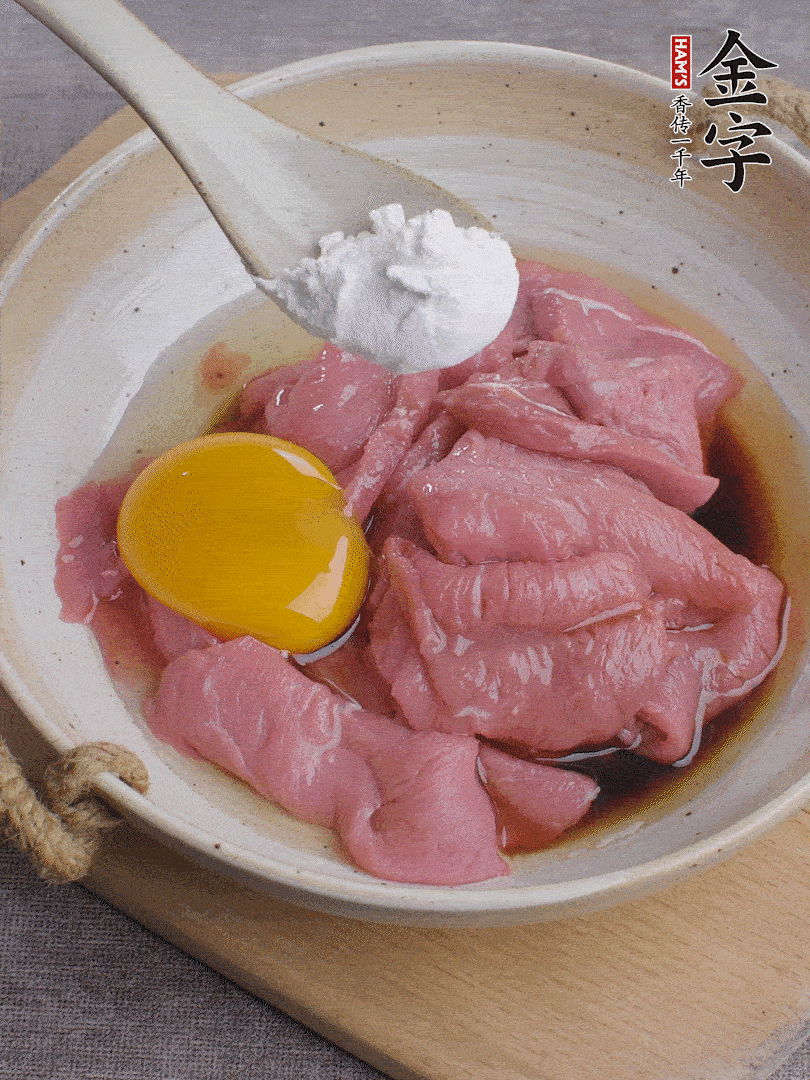 牛肉切片，雞蛋1個、水2勺、料酒1/2勺、生抽1/2勺、生粉1勺腌15分鐘。