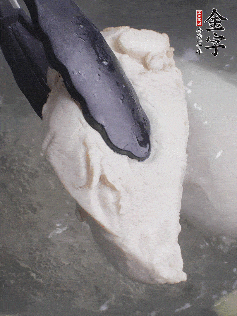 雞胸肉冷水下鍋，加姜片煮熟。過冰水撕成細絲。