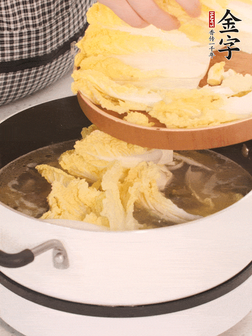 放入娃娃菜、金針菇再燉煮5分鐘。