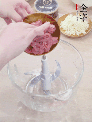 江南野筍干浸泡至軟；豬五花肉切薄片；腐皮改刀切成長方形。