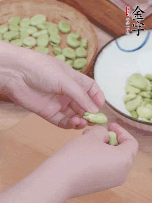 蠶豆剝殼，去掉豆衣，切碎。