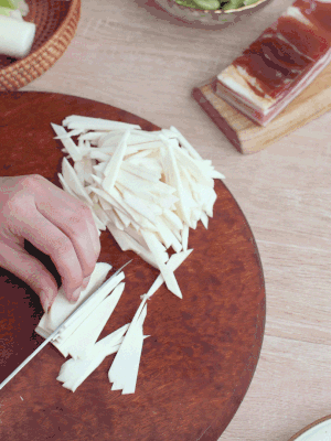 茭白切細(xì)絲，鹽水中浸泡防止氧化。