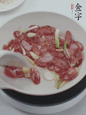 熱鍋爆香姜蒜片，下香腸炒出香味。