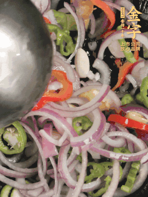 生姜、大蒜、青紅辣椒圈、洋蔥放油鍋煸香。