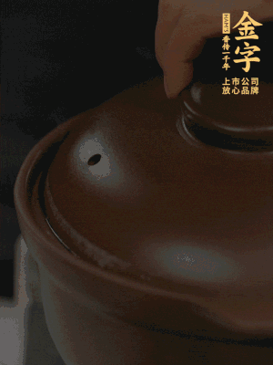 雞、火腿、姜片一起放入砂鍋中，大火轉(zhuǎn)小火燉2小時。