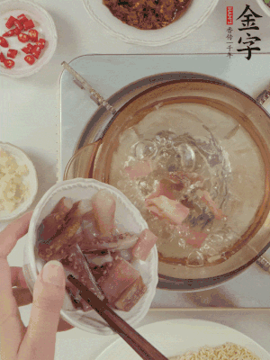 魷魚熱水下鍋，焯水備用。