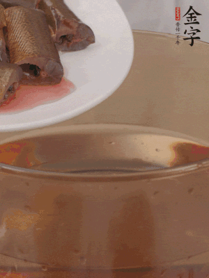 處理干凈的黃鱔段，加姜片、料酒沸水下鍋焯水。撈出用涼水沖洗干凈。