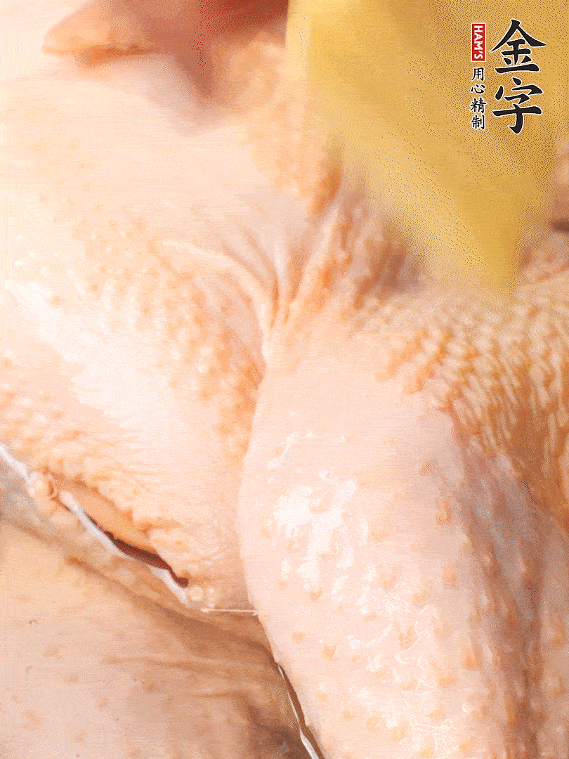 老母雞去頭去尾，斬去雞爪。冷水入鍋，加料酒、蔥姜焯水，煮出浮沫后撈出，用清水洗凈