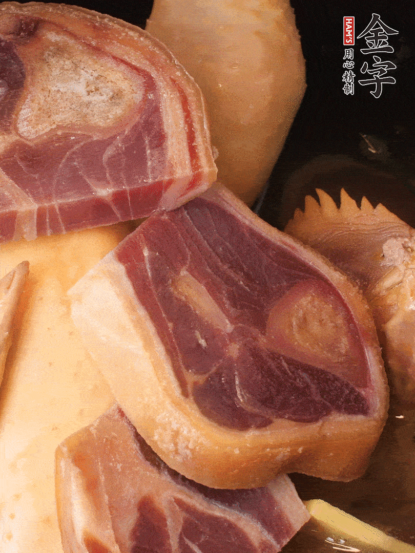 火踵、老母雞加蔥、姜、料酒、清水，大火燒開后轉(zhuǎn)小火，燉1小時