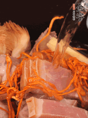 將所有食材一起倒進(jìn)鍋中，加水沒(méi)過(guò)食材，燉煮30分鐘即可