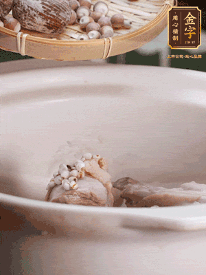 焯好水洗凈的鴨肉、薏米、芡實(shí)、蜜棗+適量水煲1小時(shí)