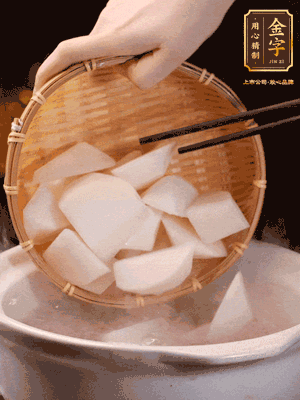 大火煮開后，轉(zhuǎn)中小火燉40分鐘，挑出蔥結(jié)，再下蘿卜燉20分鐘