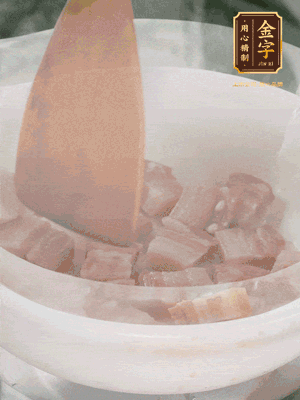 砂鍋內(nèi)咸肉微微煸出香味，再倒入開水。放排骨滾開后轉(zhuǎn)中小火篤30分鐘。（水盡量一次加足，以免中途加水沖淡鮮味。這一步是湯底濃白的關(guān)鍵）