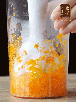 加玉米油、水怡、水揉搓成細(xì)膩的面團(tuán)。松弛半小時后，分成37g一個