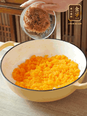 加火腿絲拌均，分成37g一個餡料，冷凍30分鐘