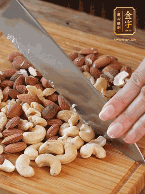 熟堅果切成大顆粒，加入杏仁片、白芝麻、火腿絲、熟糯米粉、玫瑰花醬、花生油、水怡攪拌均勻，捏成52g一個的小球