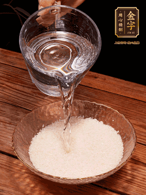 大米提前浸泡30分鐘。干香菇泡發(fā)切成條；蝦米提前浸泡2小時