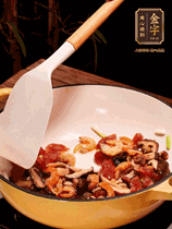 蔥白、干香菇、蝦米、香腸片略微翻炒才出香味，然后倒入料汁（生抽3勺、蠔油2勺、胡椒粉少許）、大米拌勻