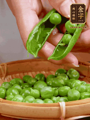 甜豆去殼，剝出甜豆米。百合小心剝成片。