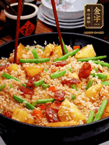 加水，沒(méi)過(guò)大部分食材。把瀝干水分的米飯均勻地鋪在上面，筷子戳幾個(gè)洞