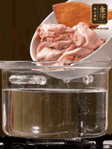 麻鴨切塊，冷水下鍋，加蔥姜、料酒焯水。撈出溫水洗凈