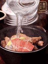 所有食材放入電飯鍋，加2勺料酒，足量的開水，按煲湯鍵煮湯