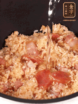 一起放入電飯鍋，加入剛好沒過食材的水。