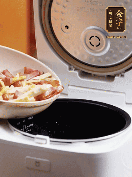 和洗凈的大米一起倒入電飯煲，攪拌均勻。水剛好沒過大米