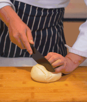 饅頭表面切出1cm左右的網(wǎng)格。